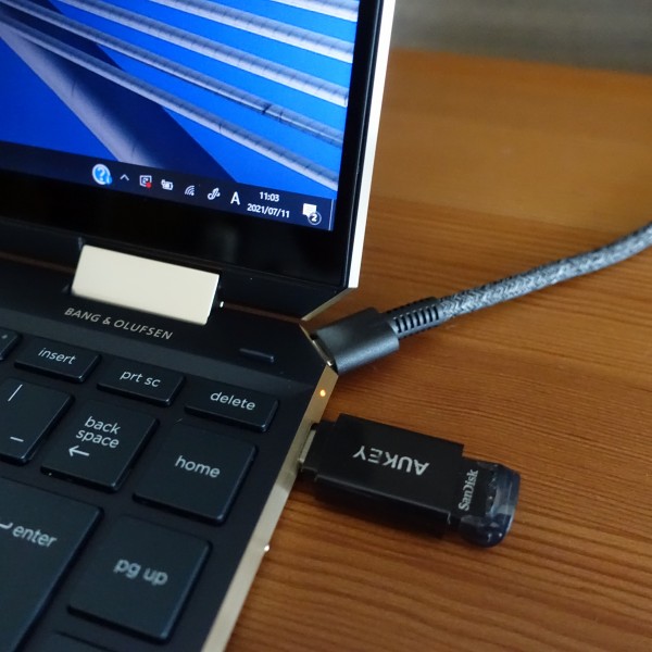 右側面部 USB端子