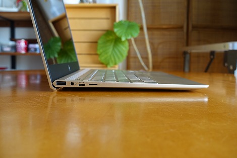 キーボード 傾く