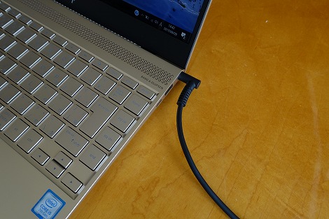 電源ケーブルを接続