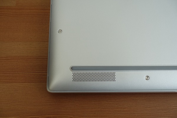 底面部にもスピーカー