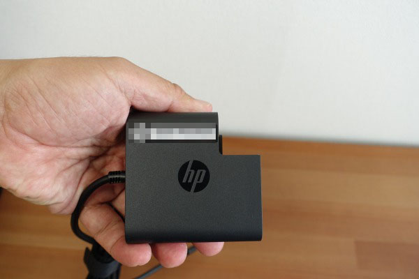 HP EliteBook x360 1040 G5のACアダプタは手のひらサイズ
