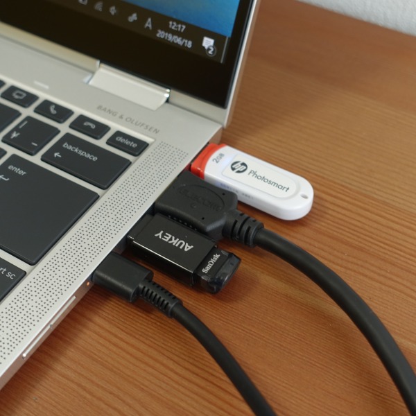 HP EliteBook x360 1040 G5の右側面部の端子類