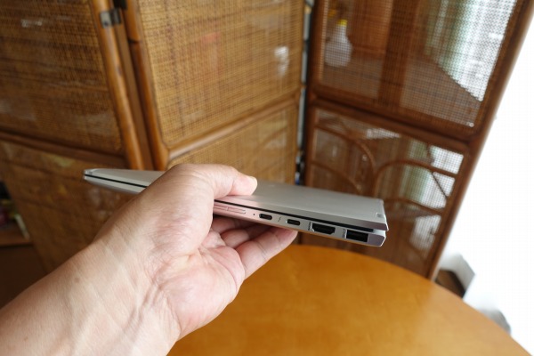 HP EliteBook x360 1040 G5はつかみやすい