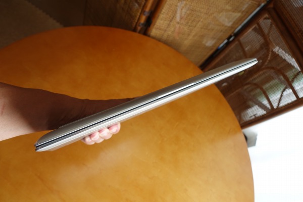 HP EliteBook x360 1040 G5はスリムで持ちやすい