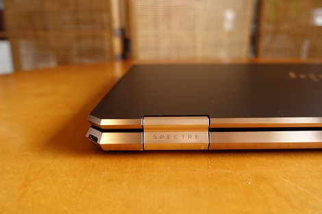 左のヒンジに「Spectre」の文字