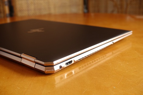 Spectre x360 15ではゴールドがアクセントとして使われている
