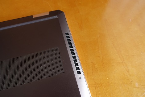 Spectre x360 15は左右の側面部に通気孔を配置