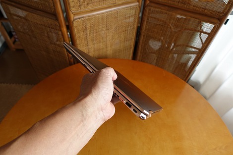 Spectre x360 15のボディは掴みやすい