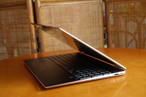 Spectre x360 15のシルエットはシャープ