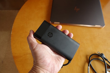 ACアダプタは横長