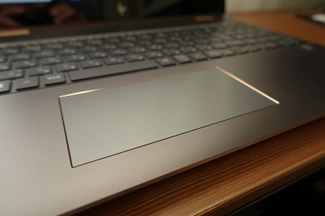 タッチパッドの周囲は反射が綺麗