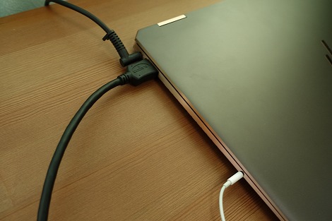 HDMIケーブルを接続