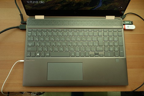 Spectre x360 15のすべての端子にデバイス/ケーブルを接続