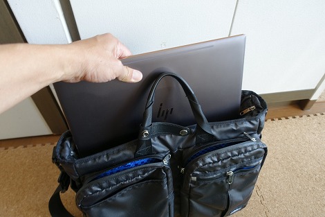 Spectre x360 15は鞄からの出し入れもスムーズ