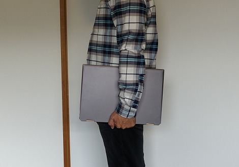 Spectre x360 15を脇に抱えたところ