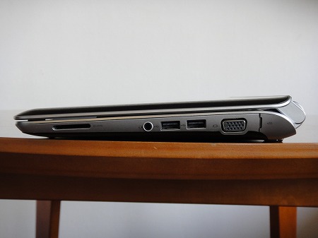HP Pavilion dm1-3200右側面